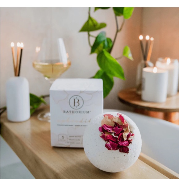 Bathorium Aphrodite Giant Bath Bomb - Picture 4 of 5